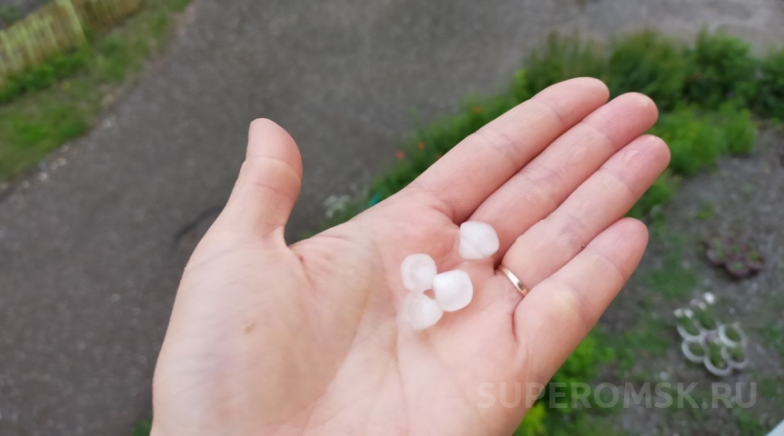 На Омскую область вместе с аномальной жарой движется град