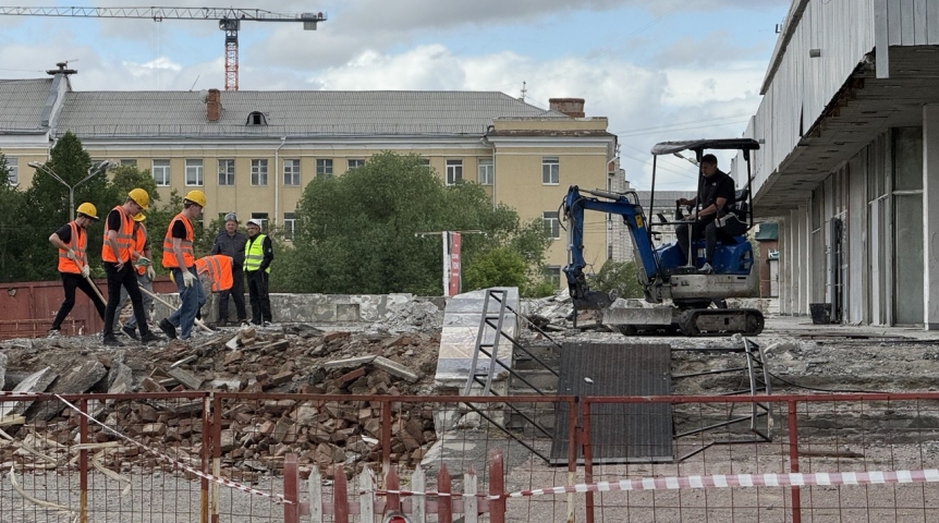 В Омске после визита министра спорта начали разбирать крыльцо СКК имени Блинова