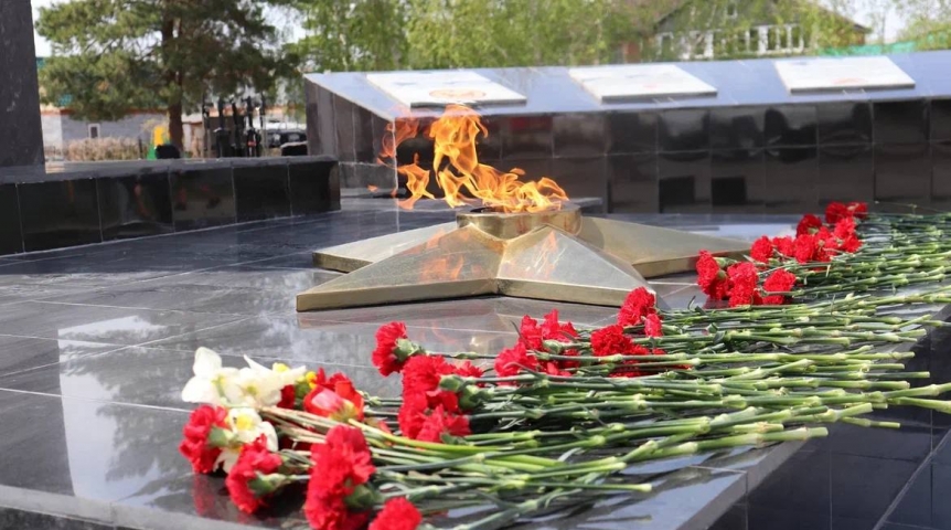 В Омском районе зажгли Вечные огни памяти