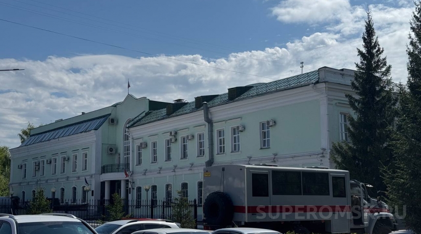 Стала известна причина появления машины Росгвардии у здания омской прокуратуры
