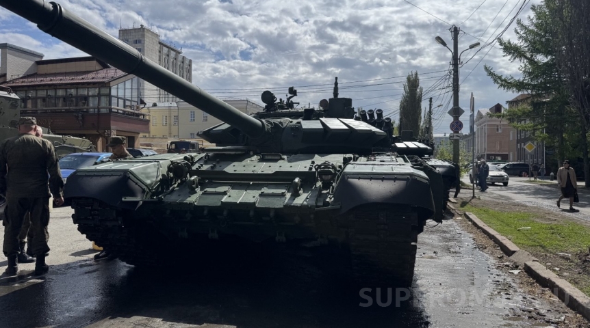 В центр Омска пригнали военную технику