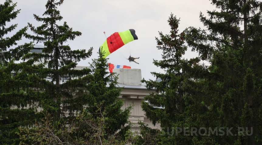 В омском облправительстве прокомментировали судьбу парашютистов-участников парада Победы