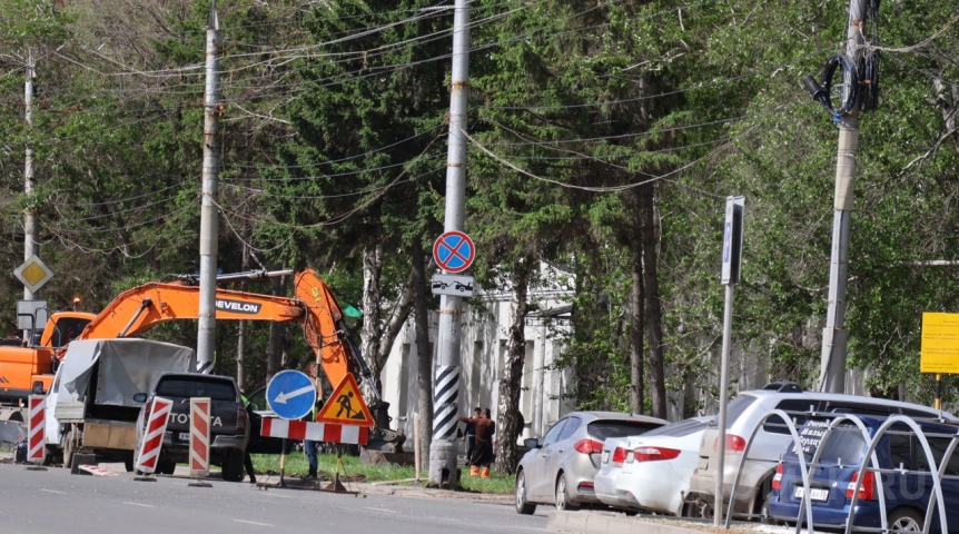 Зеленую зону в центре Омска раскопали под парковку