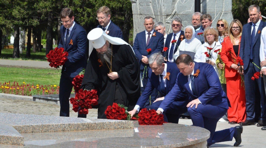 В Омске губернатор Хоценко принял участие во всероссийской акции «Храним Огонь Победы»