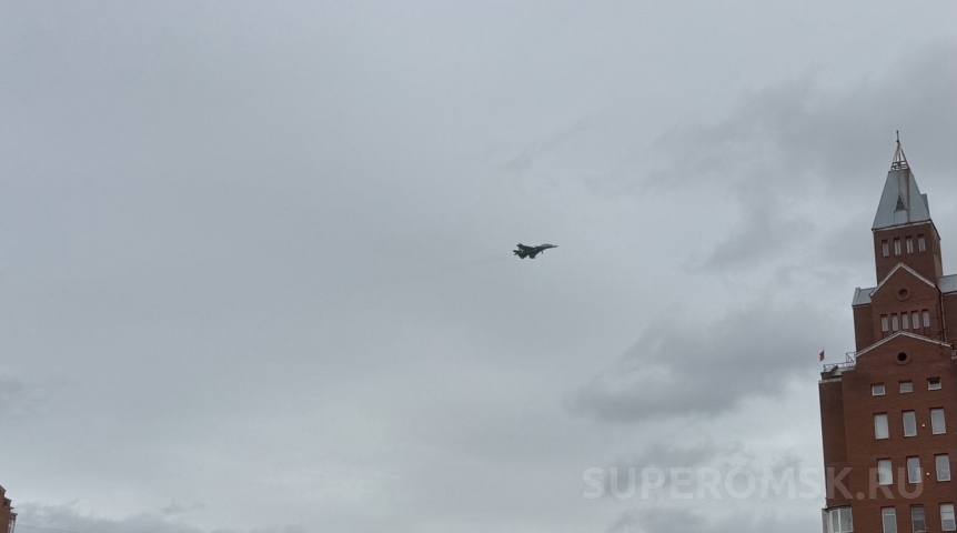 В небе над Омском замечен сверхзвуковой истребитель