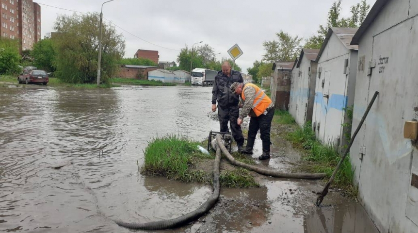 Коммунальщики вручную осушают Омск после проливных дождей