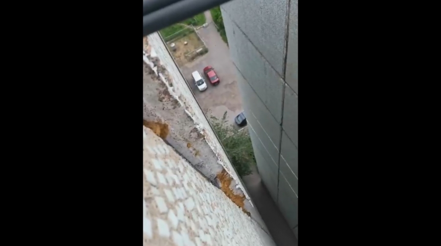 На десятом этаже омского панельного дома поехали плиты