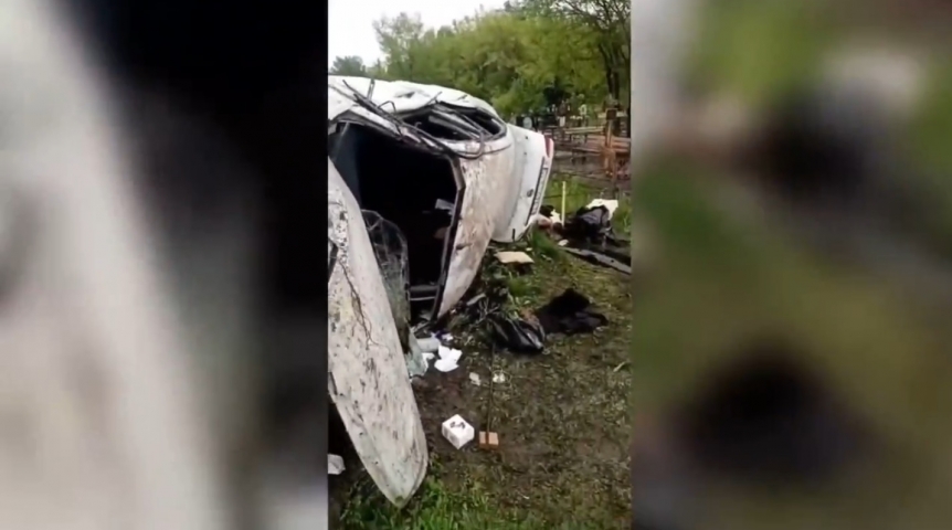 Появились кадры с места жуткого ДТП под Омском с улетевшей на кладбище машиной