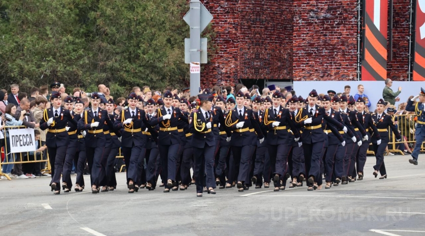 Омские курсантки вновь потеряли туфлю на параде Победы