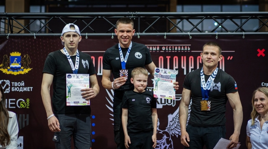 Омич Алексей Рябокляч на глазах у сына выиграл Кубок России по стритлифтингу