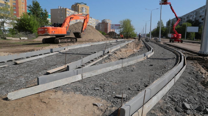 На омском бульваре Архитекторов началась установка бордюров и светильников