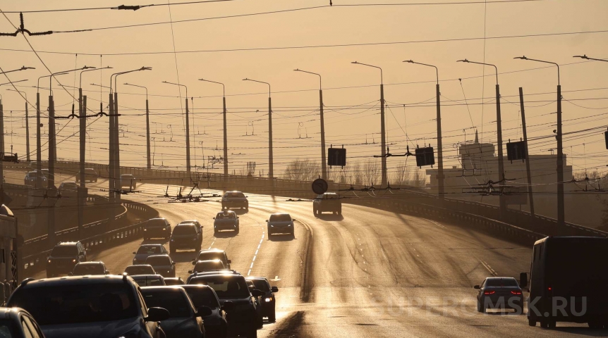 На мокрой дороге в центре Омска заметили опасные маневры