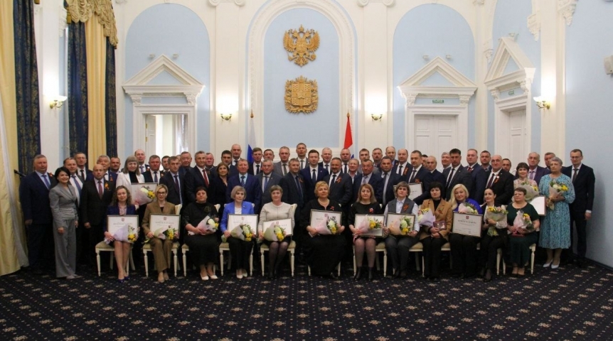 Кого из омских чиновников наградили в честь профессионального праздника – список