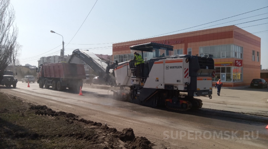 Какие дороги Ленинского округа Омска должны отремонтировать в мае 2025 года?