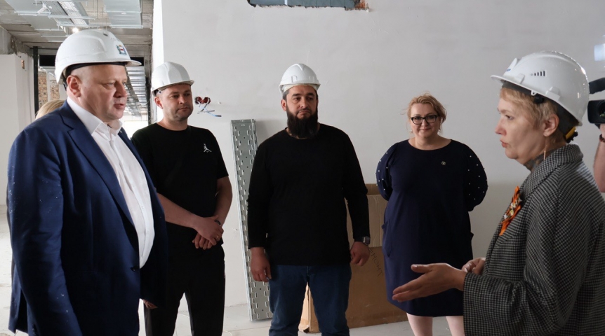 Мэр Омска Шелест сообщил о сроках открытия школы в «Серебряном береге» и показал ее директора