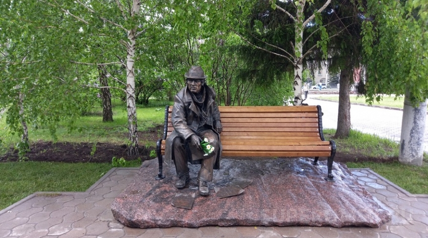 На памятнике в центре Омска нашли таинственный след