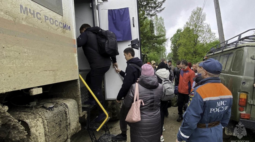Омское МЧС занялось извозом людей из-за непроходимых дорог