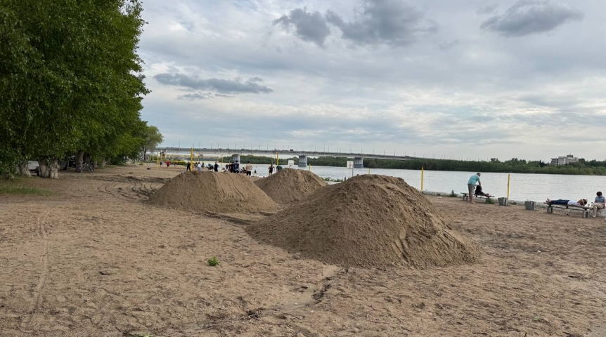 На пляж в центре Омска завезли песок