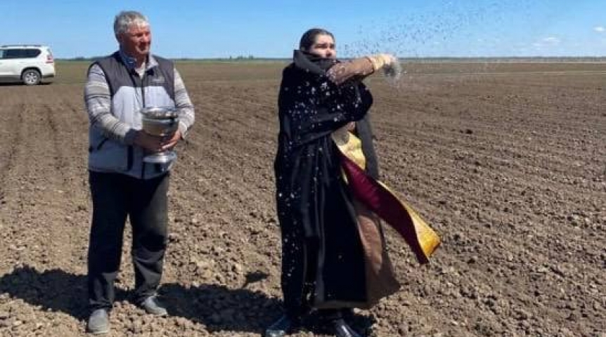 На юге Омской области провели обряд освящения поля ради урожая