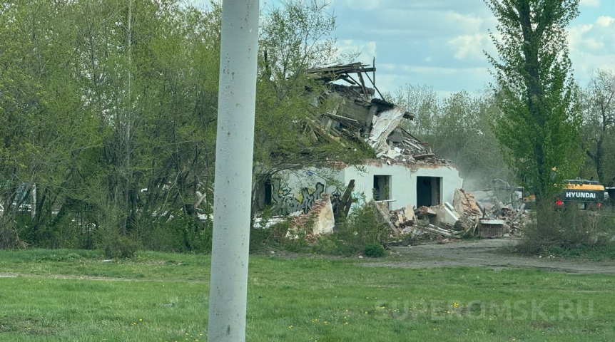 В Омске сносят опасный аварийный дом