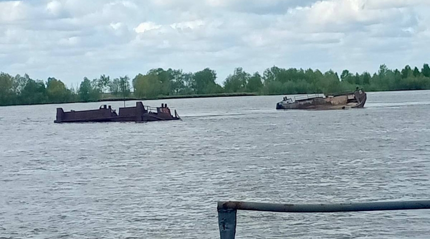 Омские пескодобытчики грузят недра Иртыша до подтопления баржи
