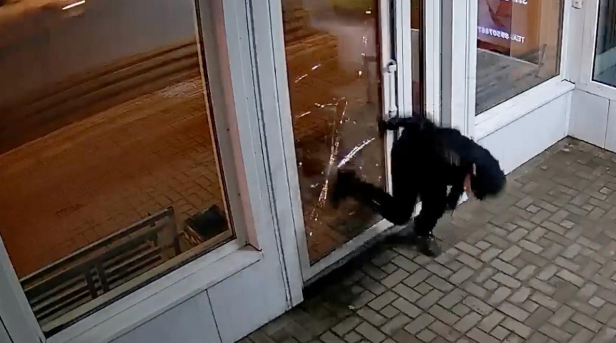 В Омске подростки разбили очередную частную остановку