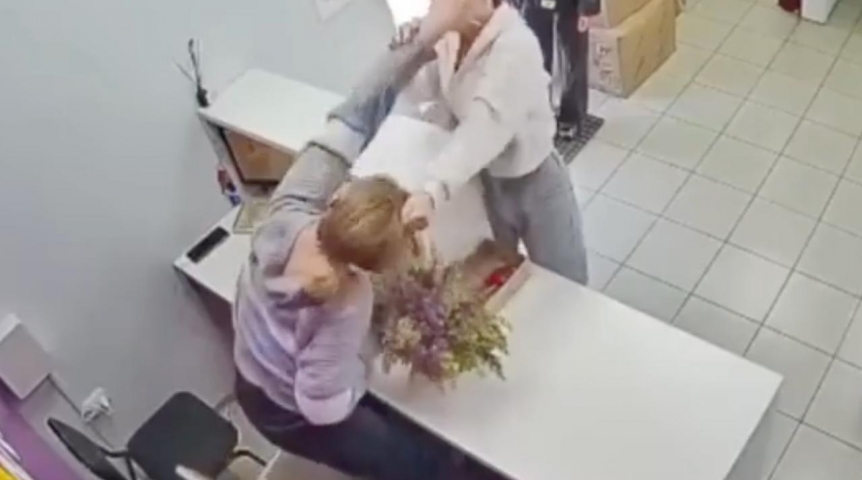 В омском пункте выдачи заказов клиентка напала на сотрудницу