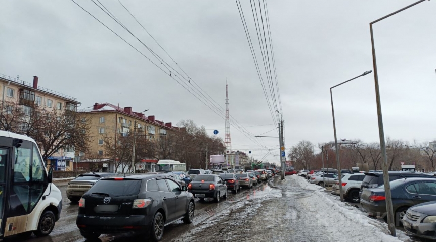 В Омске отменили остановку из-за пробок перед мостом у Телецентра