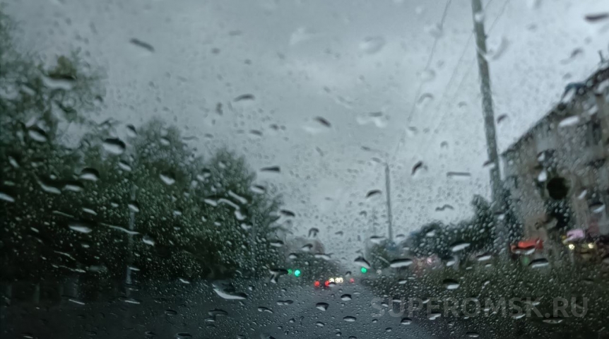 Дождь «зашел» в дома жителей омского Старого Кировска
