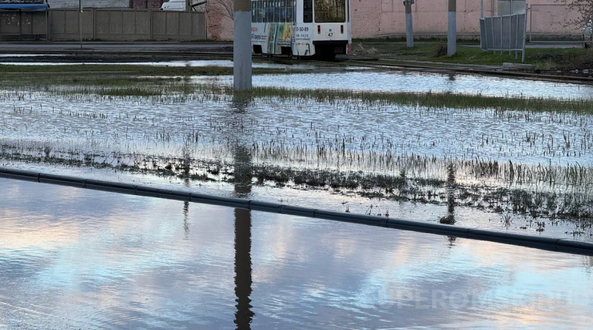 В Омске из-за высокого уровня дождевой воды меняют схемы движения трамваев