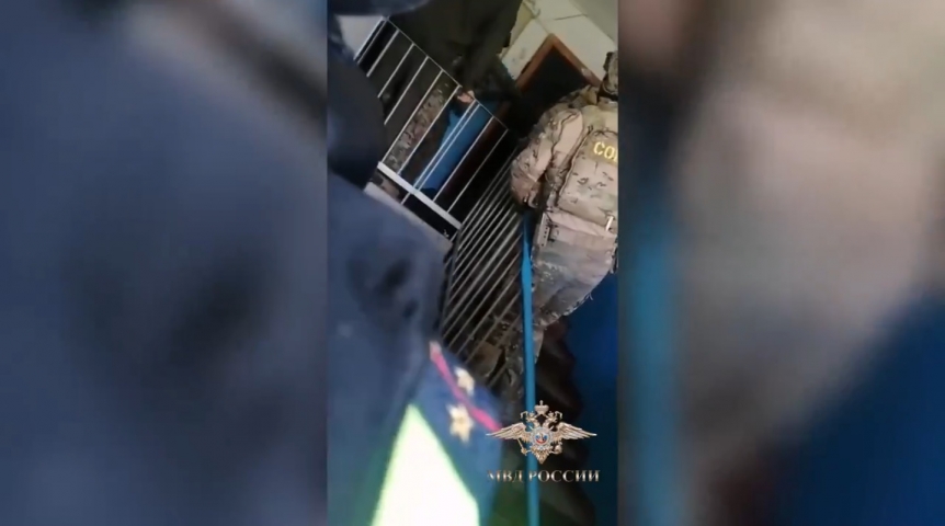 Появилось видео задержания омича, закрывшегося в чужой квартире с бабушкой