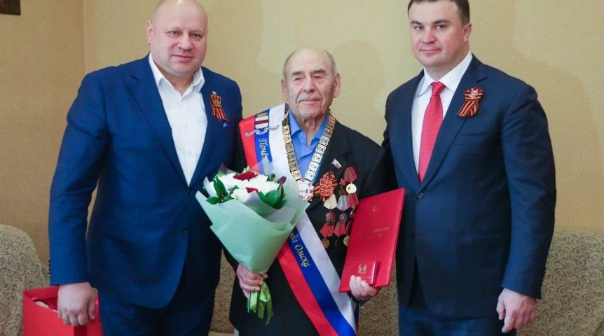 Хоценко и Шелест вручили участникам Великой Отечественной войны удостоверения «Почетный гражданин Омска»