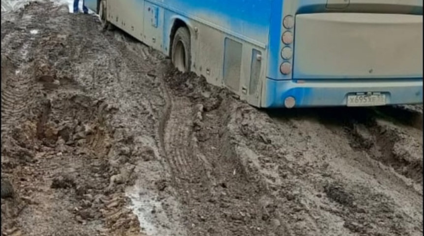 Автобус «Омск – Усть-Ишим» застрял на областной трассе