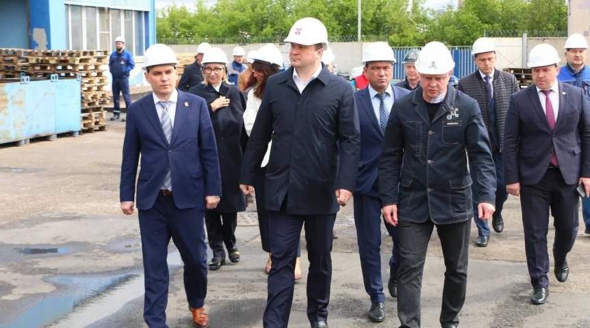 Губернатор Виталий Хоценко побывал на омских промышленных предприятиях