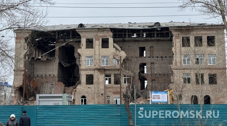 По завершении ремонта известной омской гимназии вернули старого директора