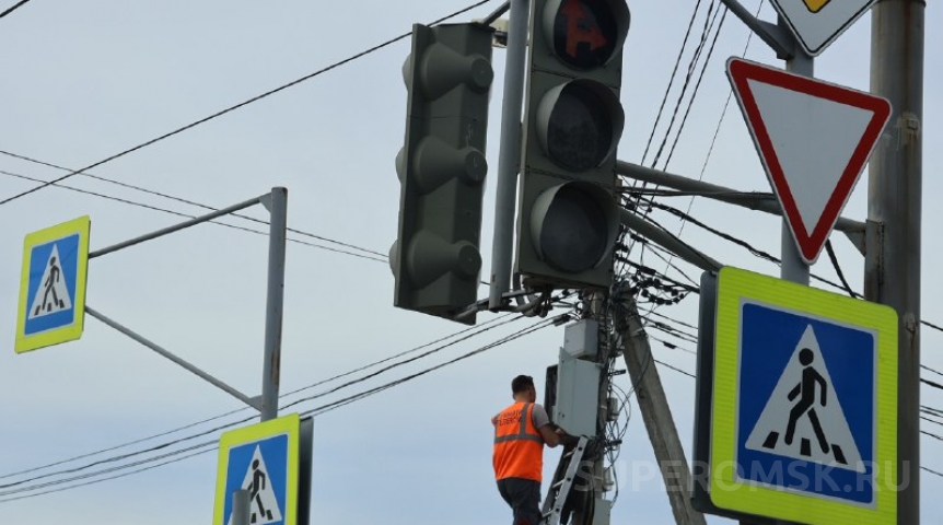 В Омске на Заозерной изменят схему работы светофора из-за ремонта дороги