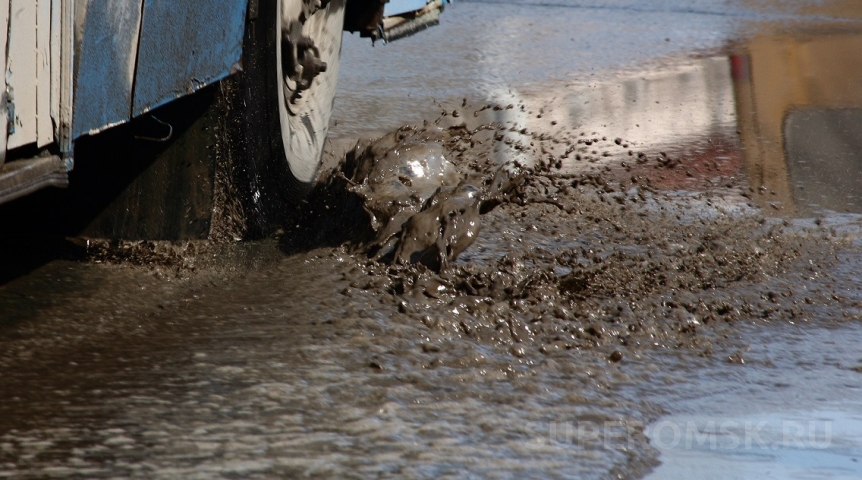В Омске эвакуируют пассажиров просевшего в яму автобуса