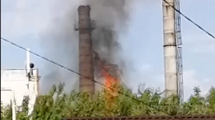 В Омске разгорелся мощный пожар в районе «Тепловой компании»