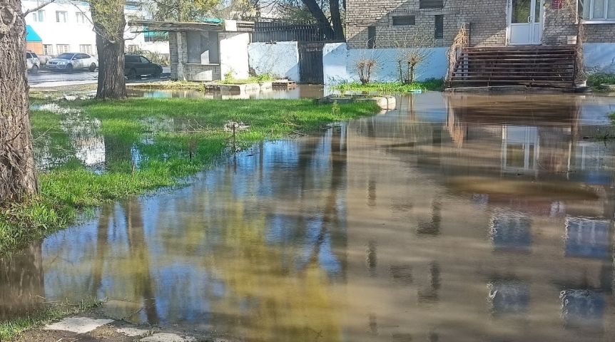 В Омске затопило дороги к музыкально-педагогическому колледжу