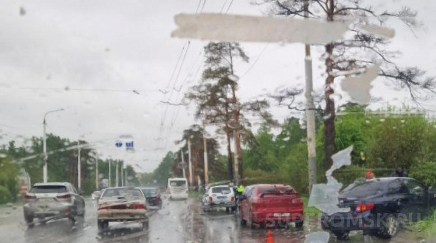 Утреннее ДТП в Омске привело к госпитализации