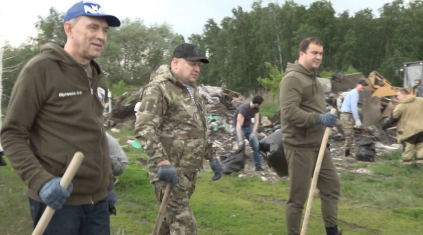 Хоценко и Шелест лично вышли на уборку свалки в Омске