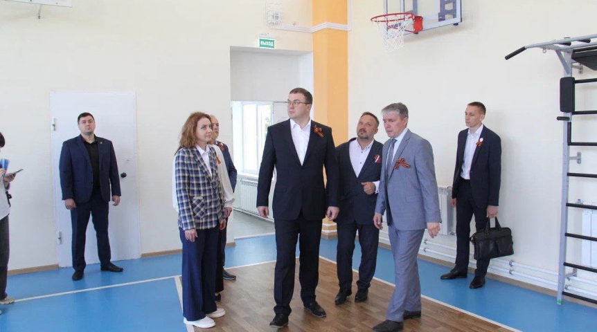 Хоценко и Долматов навестили учеников обновленной школы Омского района