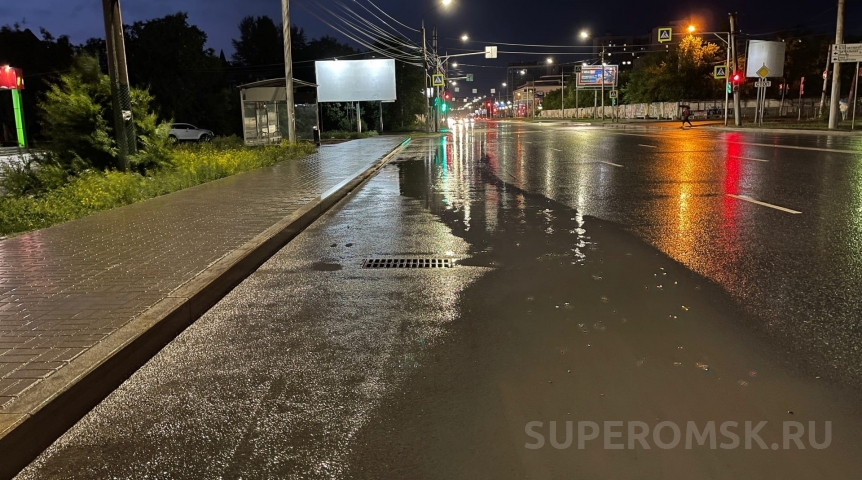 После дождей в Омске провалился мусоровоз