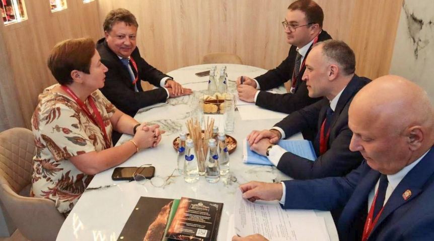 Глава Омской области Виталий Хоценко провел первую деловую встречу на полях ПМЭФ-2025