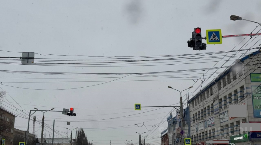 На популярном перекрестке Омска добавили полосы и изменили схему