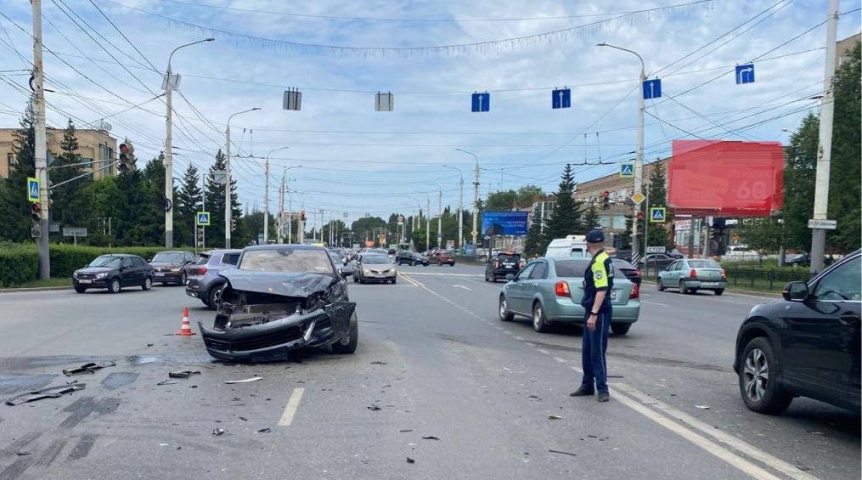 В Омске произошла жуткая авария с машиной скорой