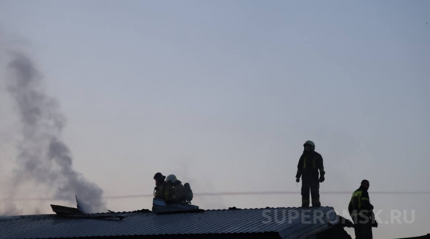 Черный выброс в промзоне Омска приняли за пожар при тушении пиццеррии