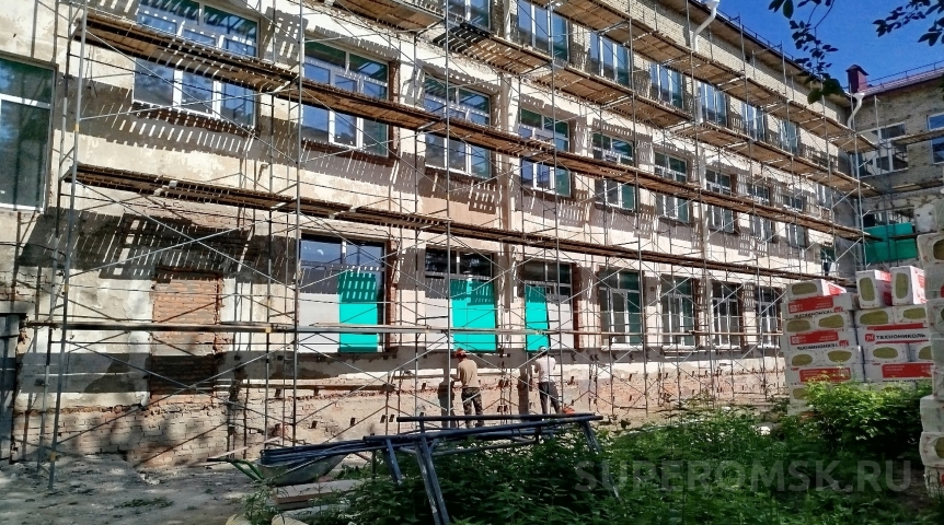 Омские депутаты во главе с Владимиром Корбутом проинспектировали ход капремонта школ