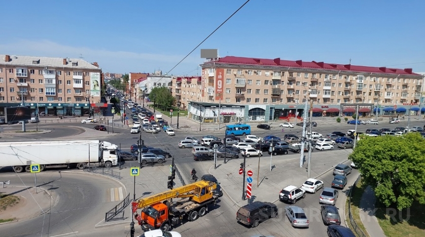 В центре Омска среди дня образовались огромные пробки