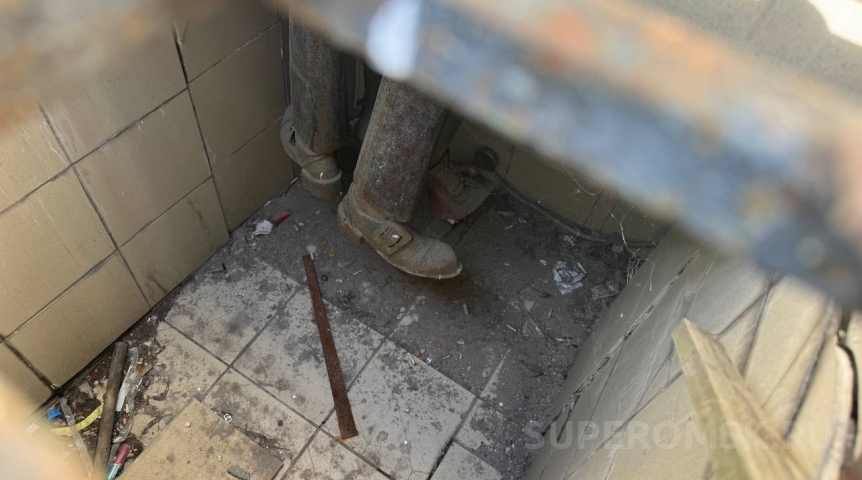 В ливневке в центре Омска обнаружили чьи-то ноги